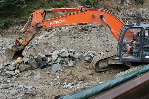 Kamenclub.ru: Гранит скальник (серо-зеленый) фр. 100-500 мм.  купить в Новокузнецке гранит зеленый, серый, салатовый крупный ландшафтный валун 6 000 руб/т   фото КАМЕНЬ КЛУБ