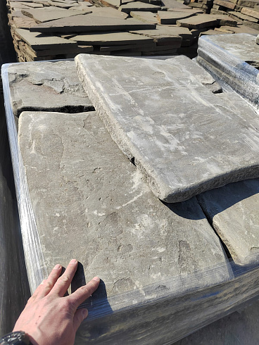 Kamenclub.ru: Песчаник пластушка галтованная светло-серая (3,0 см)  купить в Новокузнецке песчаник светло-серый, серый ландшафтный камень рваный колотый 21000 руб/м3   фото КАМЕНЬ КЛУБ