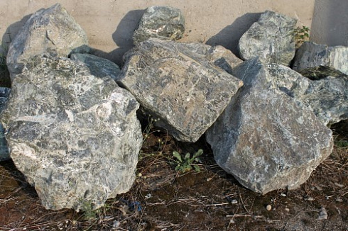 Kamenclub.ru: Змеевик скальник фр. 500-1500 мм.  купить в Новокузнецке змеевик зеленый серый черный глыба скальная колотая 7500 руб/т   фото КАМЕНЬ КЛУБ