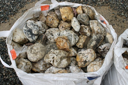 Kamenclub.ru: Кварцевый валунчик фр.100-300 мм.  купить в Новокузнецке кварц белый, бежевый молочный рыжий крупный природный камень галечник 7850 руб/т   фото КАМЕНЬ КЛУБ