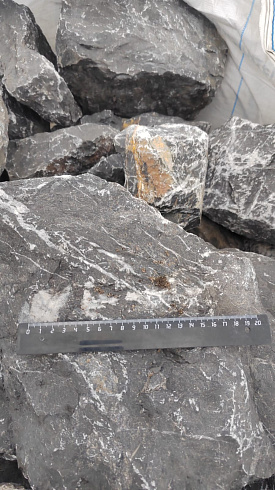 Kamenclub.ru: Черный мрамор скальник фр. 100-500 мм.  купить в Новокузнецке мрамор черный белый серый крупный колотый валун ландшафтный 8500 руб/т   фото КАМЕНЬ КЛУБ