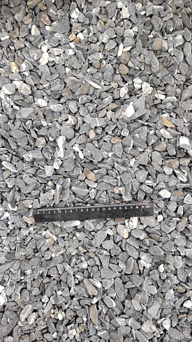 Kamenclub.ru: Щебень галтованный черный (мрамор) фр.10-20 мм.  купить в Новокузнецке мрамор черный с белыми прожилками, черный, белый окатанный округлый ландшафтный декоративный щебень 15000 руб/т   фото КАМЕНЬ КЛУБ