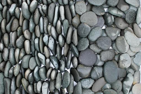 Kamenclub.ru: Галька речная плоская (темно-серая) фр. 70-150 мм. купить  в Новокузнецке галечник природный темно-серый серый синий речная плоская природная окатанная  9000 руб/т   фото КАМЕНЬ КЛУБ