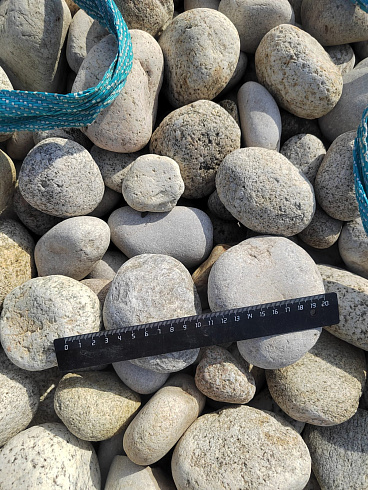 Kamenclub.ru: Галька речная окат (серо-белая) фр. 70-120 мм купить  в Новокузнецке галька галечник бело-серая, серо-белая, серая, белая речная природная галька  8000 руб/т   фото КАМЕНЬ КЛУБ