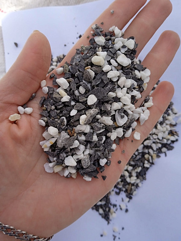 Kamenclub.ru: Мраморная крошка (щебень крошка микс : белый-черный-розовый) фр. 5-10 мм.  купить в Новокузнецке мрамор белый, черный, розовый, разноцветный микс декоративная мраморная каменная крошка 12000 руб/т   фото КАМЕНЬ КЛУБ