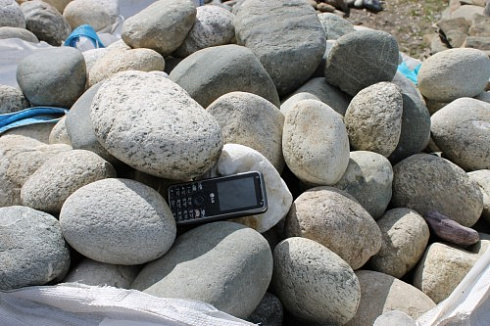 Kamenclub.ru: Речной валун (Ассорти) фр.100-300 мм.  купить в Новокузнецке галечник серый, темно-серый, светло-серый речная галька крупных размеров 4200 руб/т   фото КАМЕНЬ КЛУБ