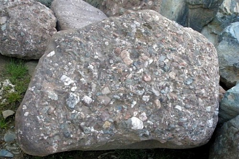 Kamenclub.ru: Конгломераты фр. 300-1000 мм.  купить в Новокузнецке кварц мрамор диабаз коричневый, серый зеленоватый речной валун крупный 6500 руб/т   фото КАМЕНЬ КЛУБ