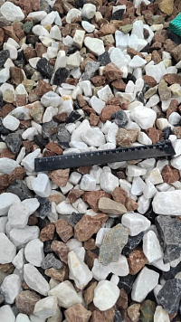 Kamenclub.ru: Мраморная крошка (щебень крошка микс : белый-черный-розовый) фр. 20-40 мм.  купить в Новокузнецке мрамор белый, черный, розовый декоративная ландшафтная крошка 12000 руб/т   фото КАМЕНЬ КЛУБ