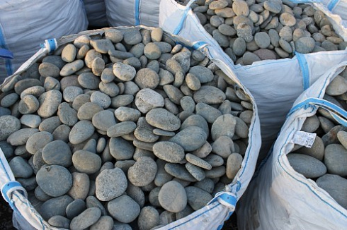 Kamenclub.ru: Галька речная плоская (ассорти) фр. 100-200-300 мм купить  в Новокузнецке галька галечник природный серый, белый темно-серый синий рыжий светло-серый природная галька плоская крупная 8000 руб/т   фото КАМЕНЬ КЛУБ