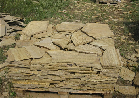 Kamenclub.ru: Песчаник пластушка желтый с разводом под дерево (2 см)  купить в Новокузнецке плитняк желтый с разводами, желтый, рыжий, серый песчаник пластушка рваная ландшафтная 11 000 руб/м3   фото КАМЕНЬ КЛУБ