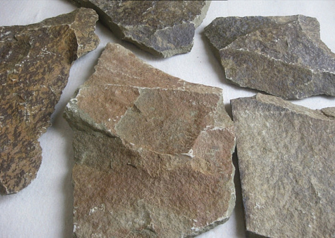 Kamenclub.ru: Песчаник пластушка "фонтанка" серо-зеленая (3,0-5,0 см)  купить в Новокузнецке песчаник серо-зеленая колотые плитки облицовочные пластушки 11400 руб/м3   фото КАМЕНЬ КЛУБ