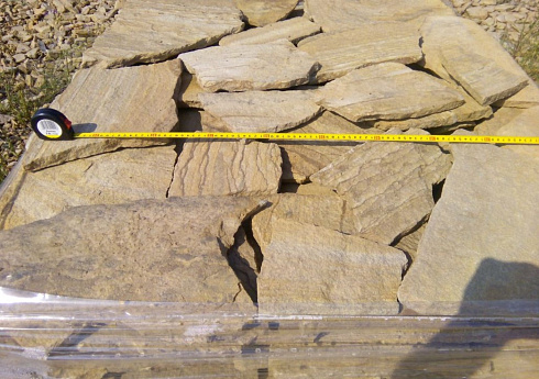 Kamenclub.ru: Песчаник пластушка желтый с разводом под дерево (2 см)  купить в Новокузнецке плитняк желтый с разводами, желтый, рыжий, серый песчаник пластушка рваная ландшафтная 11 000 руб/м3   фото КАМЕНЬ КЛУБ