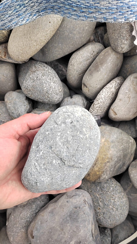 Kamenclub.ru: Галька речная окат (темно-серая) фр. 70-150 мм. купить  в Новокузнецке галька речная темно-серая, синяя, серая речная галька округлая  8000 руб/т   фото КАМЕНЬ КЛУБ