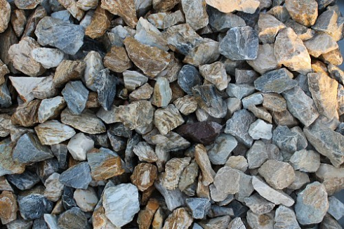 Kamenclub.ru: Мраморная крошка (щебень крошка медовый) фр. 20-40 мм.  купить в Новокузнецке мрамор бежевый рыжий желтый ландшафтная мраморная крошка 12000 руб/т   фото КАМЕНЬ КЛУБ