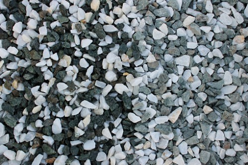 Kamenclub.ru: Мраморная крошка (щебень крошка микс: белый-зеленый) фр. 10-20 мм.  купить в Новокузнецке мрамор белый, зеленый каменная ландшафтная декоративная крошка щебня 9500 руб/т   фото КАМЕНЬ КЛУБ