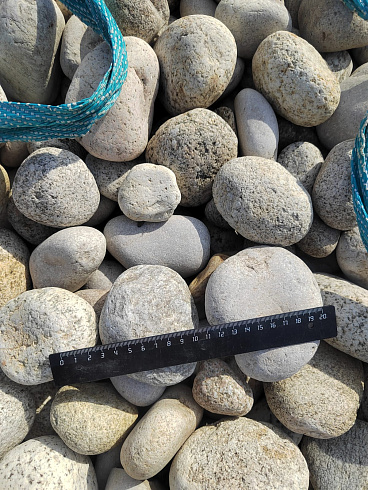 Kamenclub.ru: Галька речная окат (серо-белая) фр. 70-120 мм купить  в Новокузнецке галька галечник бело-серая, серо-белая, серая, белая речная природная галька  8000 руб/т   фото КАМЕНЬ КЛУБ