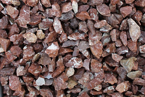Kamenclub.ru: Мраморная крошка (щебень крошка розовый) фр. 20-40 мм.  купить в Новокузнецке мрамор розовый, красный мраморная крошка декоративная 11000 руб/т   фото КАМЕНЬ КЛУБ