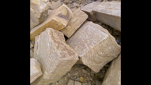 Kamenclub.ru: Песчаник пластушка желтый с рисунком (4-6 см)  купить в Новокузнецке плитняк пластушка желтый с рисунком песчаник 9 000 руб/м3   фото КАМЕНЬ КЛУБ