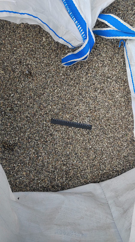 Kamenclub.ru: Галька речная окат (серая) фр.3-5 мм купить  в Новокузнецке галька речная серая бежевый темно-серый окатанный речной камень округлый 9500 руб/т   фото КАМЕНЬ КЛУБ