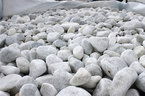 Kamenclub.ru: Мраморная крошка (щебень галтованный белый), фр.20-40 мм.  купить в Новокузнецке мрамор белый бежевый молочный мраморный щебень декоративный 17000 руб/т   фото КАМЕНЬ КЛУБ