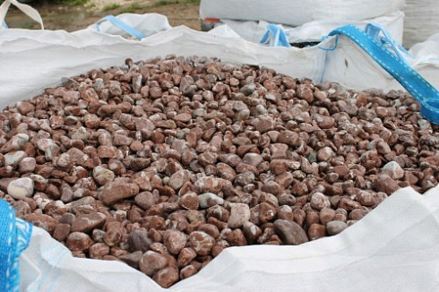 Kamenclub.ru: Мраморная крошка (щебень галтованный розовый) фр.10-20 мм.  купить в Новокузнецке мрамор розовый, красный ландшафтный декоративный окатанный округлый щебень 15000 руб/т   фото КАМЕНЬ КЛУБ