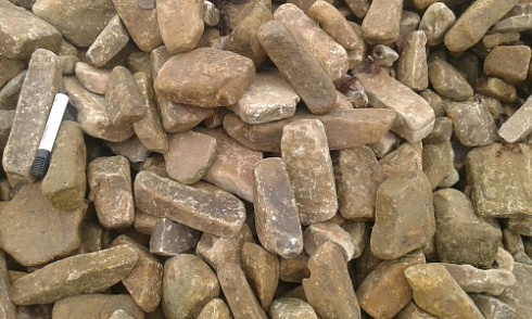 Kamenclub.ru: Песчаник для строительства и кладки блочный (фр 100-200 мм)  купить в Новокузнецке песчаник бежевый серый рыжий валун мелкий для строительства песчаник 6500 руб/т   фото КАМЕНЬ КЛУБ