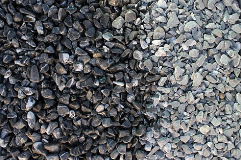 Kamenclub.ru: Щебень галтованный черный (мрамор) фр.10-20 мм.  купить в Новокузнецке мрамор черный с белыми прожилками, черный, белый окатанный округлый ландшафтный декоративный щебень 15000 руб/т   фото КАМЕНЬ КЛУБ