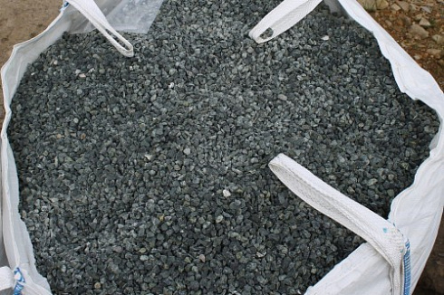 Kamenclub.ru: Щебень крошка зеленый (змеевик) фр. 10-20 мм.  купить в Новокузнецке змеевик зеленый, салатовый декоративная ландшафтная каменная крошка щебня 7 200 руб/т   фото КАМЕНЬ КЛУБ