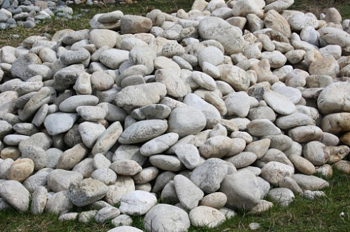 Kamenclub.ru: Бело-серый валунчик фр.100-300 мм.  купить в Новокузнецке крупный камень для ландшафта серый, белый бело-серый валун крупная галька 4500 руб/т   фото КАМЕНЬ КЛУБ