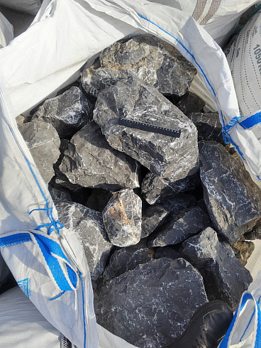 Kamenclub.ru: Черный мрамор скальник фр. 100-500 мм.  купить в Новокузнецке мрамор черный белый серый крупный колотый валун ландшафтный 8500 руб/т   фото КАМЕНЬ КЛУБ