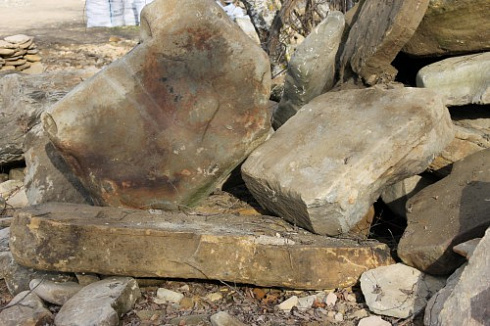 Kamenclub.ru: Песчаник плиты - плахи - пошаговые дорожки (фр. 70-150 мм)  купить в Новокузнецке песчаник серый бежевый желтый зеленый колотый песчаник строительный 6500 руб/т   фото КАМЕНЬ КЛУБ