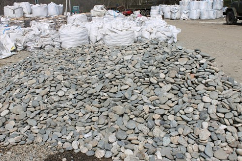 Kamenclub.ru: Галька речная плоская (ассорти) фр. 70-150 мм. купить  в Новокузнецке галька галечник серый белый темно-серый синий светло-серый плоская природная галька  9000 руб/т   фото КАМЕНЬ КЛУБ