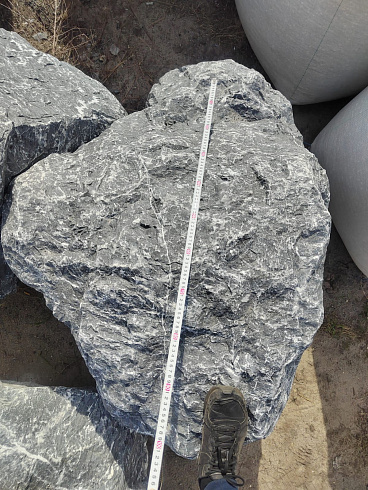 Kamenclub.ru: Черный мрамор скальник фр. 1000-1500 мм.  купить в Новокузнецке мрамор черный белый серый крупный колотый валун ландшафтный 9000 руб/т   фото КАМЕНЬ КЛУБ