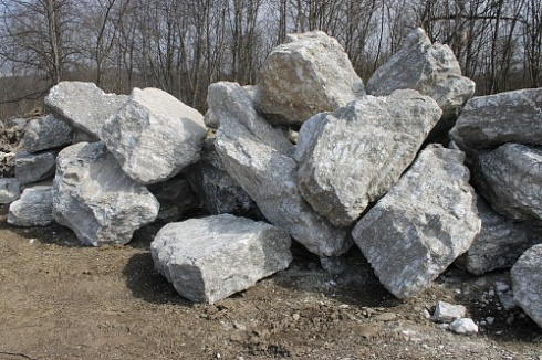 Kamenclub.ru: Мраморизированный известняк фр.500-1500 мм.  купить в Новокузнецке    10000 руб/т   фото КАМЕНЬ КЛУБ