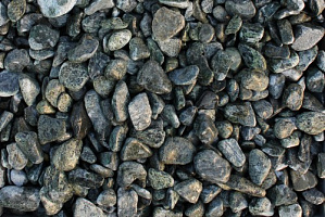 Kamenclub.ru: Щебень галтованный зеленый (змеевик) фр. 20-40 мм.  купить в Новокузнецке мрамор зеленый, салатовый оголтованный щебень мраморный 12500 руб/т   фото КАМЕНЬ КЛУБ