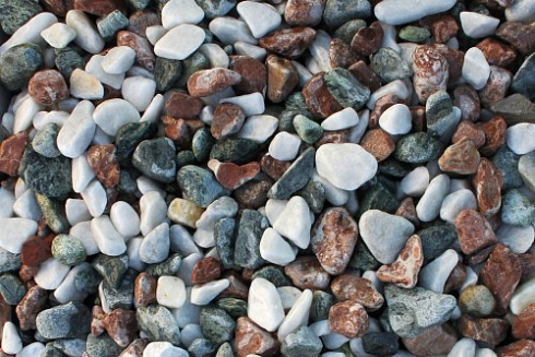 Kamenclub.ru: Мраморная крошка (щебень галтованный микс:: серый-зеленый-розовый) фр.10-20 мм.  купить в Новокузнецке мрамор серый, зеленый, розовый щебень окатанный округлый декоративный ландшафтный 15500 руб/т   фото КАМЕНЬ КЛУБ