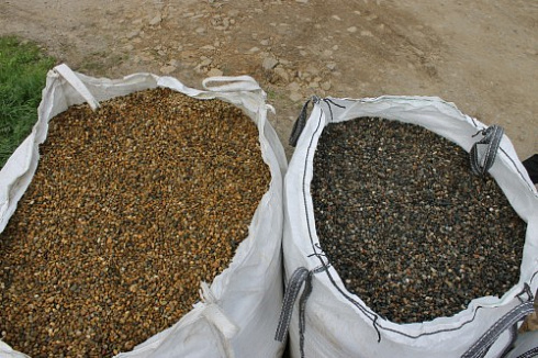 Kamenclub.ru: Галька окат (серо-желтая) фр.10-20 мм. купить  в Новокузнецке галька серо-желтая, рыжая, серый речная окатанная округлая галька 5000 руб/т   фото КАМЕНЬ КЛУБ