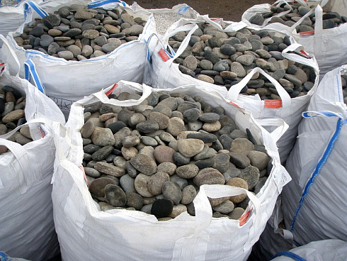 Kamenclub.ru: Галька речная плоская (ассорти) фр. 100-200-300 мм. купить  в Новокузнецке галька плоская разноцветная серый белый темно-серый синий речная галька ландшафтная 8000 руб/т   фото КАМЕНЬ КЛУБ