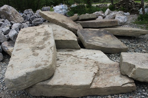 Kamenclub.ru: Песчаник плиты - плахи - пошаговые дорожки (фр. 70-150 мм)  купить в Новокузнецке песчаник серый бежевый желтый зеленый колотый песчаник строительный 6500 руб/т   фото КАМЕНЬ КЛУБ