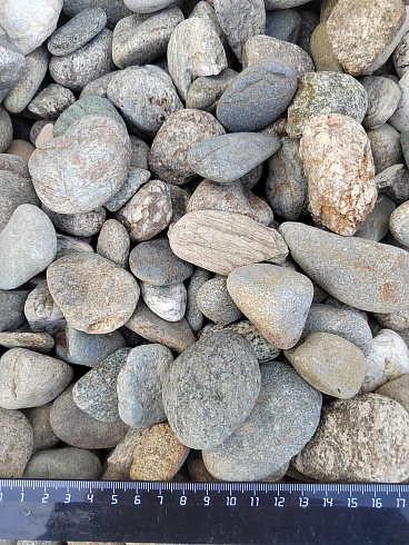 Kamenclub.ru: Галька речная окат (пестрая) фр. 20-40 мм. купить  в Новокузнецке галька речная пестрая, серая, серые оттенки галька речная окатанная округлая 5000 руб/т   фото КАМЕНЬ КЛУБ