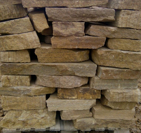 Kamenclub.ru: Песчаник пластушка желтый с рисунком (7-15 см)  купить в Новокузнецке плитняк - пластушка - бут желтый песчаник 10200 руб/м3   фото КАМЕНЬ КЛУБ