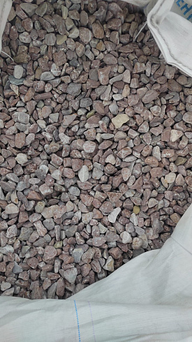 Kamenclub.ru: Мраморная крошка (щебень галтованный розовый) фр.20-40 мм.  купить в Новокузнецке мрамор розовый, красный оголтованный округлый щебень  15000 руб/т   фото КАМЕНЬ КЛУБ