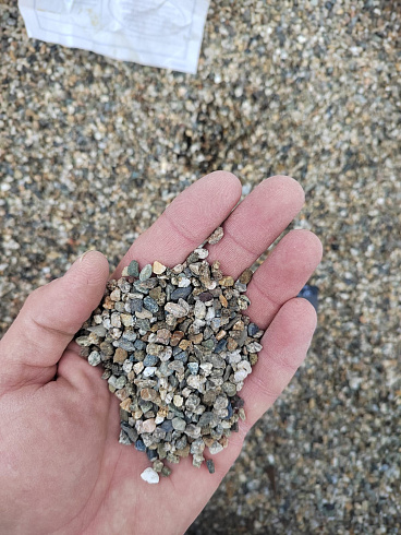 Kamenclub.ru: Галька речная окат (серая) фр.3-5 мм купить  в Новокузнецке галька речная серая бежевый темно-серый окатанный речной камень округлый 9500 руб/т   фото КАМЕНЬ КЛУБ