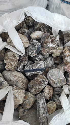 Kamenclub.ru: Кварцевый валунчик фр.100-300 мм.  купить в Новокузнецке кварц белый, бежевый молочный рыжий крупный природный камень галечник 7850 руб/т   фото КАМЕНЬ КЛУБ