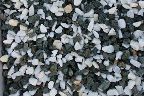 Kamenclub.ru: Мраморная крошка (щебень крошка микс: белый-зеленый-розовый) фр. 3-5 мм.  купить в Новокузнецке мрамор белый, зеленый, розовый мраморная декоративная крошка каменная 12000 руб/т   фото КАМЕНЬ КЛУБ