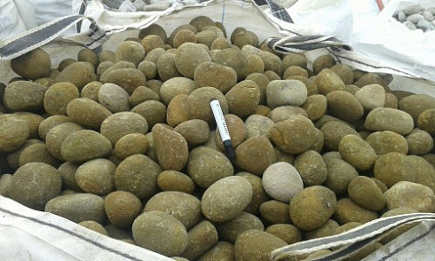 Kamenclub.ru: Песчаник ядра, фр. 100-300 мм  купить в Новокузнецке песчаник бежевый серый рыжий речная галька 5 000 руб/т   фото КАМЕНЬ КЛУБ