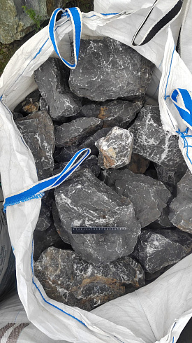 Kamenclub.ru: Черный мрамор скальник фр. 100-500 мм.  купить в Новокузнецке мрамор черный белый серый крупный колотый валун ландшафтный 8500 руб/т   фото КАМЕНЬ КЛУБ