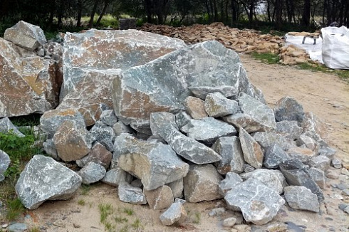 Kamenclub.ru: Гранит скальник (серо-зеленый) фр. 500-1500 мм.  купить в Новокузнецке гранит мрамор  серый зеленый темно-серый глыба скальная колотая ландшафтная 7 500 руб/т   фото КАМЕНЬ КЛУБ