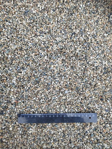 Kamenclub.ru: Галька речная окат (серая) фр.3-5 мм купить  в Новокузнецке галька речная серая бежевый темно-серый окатанный речной камень округлый 9500 руб/т   фото КАМЕНЬ КЛУБ