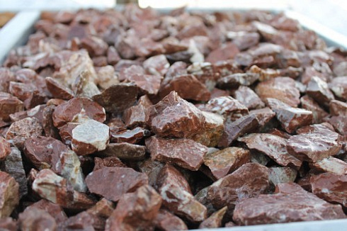 Kamenclub.ru: Мраморная крошка (щебень крошка розовый) фр. 20-40 мм.  купить в Новокузнецке мрамор розовый, красный мраморная крошка декоративная 11000 руб/т   фото КАМЕНЬ КЛУБ